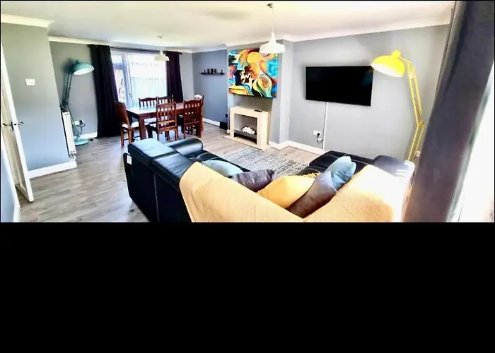 5 Minutes From M1 Sleeps Up To 7 Perfect For Contractors Leisure Stays Relocators King Or Twin Bed Options