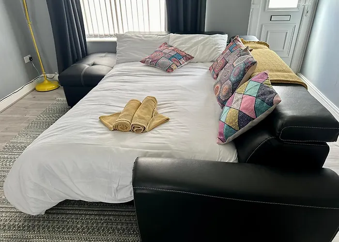 5 Minutes From M1 Sleeps Up To 7 Perfect For Contractors Leisure Stays Relocators King Or Twin Bed Options